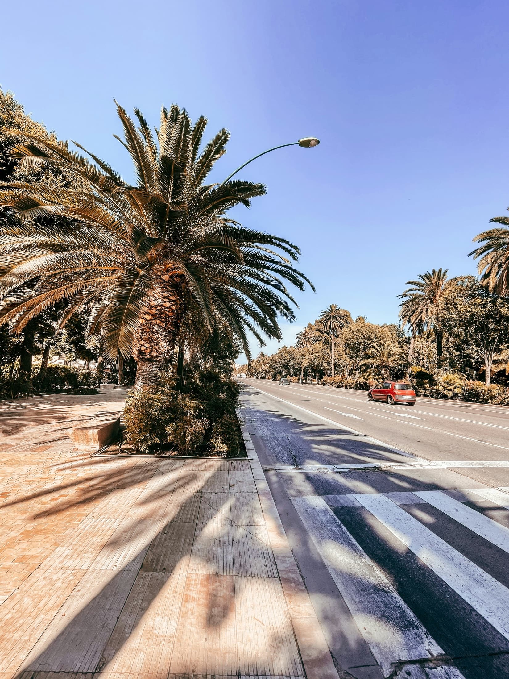 Golfbaan met bergen op de achtergrond bij Estepona