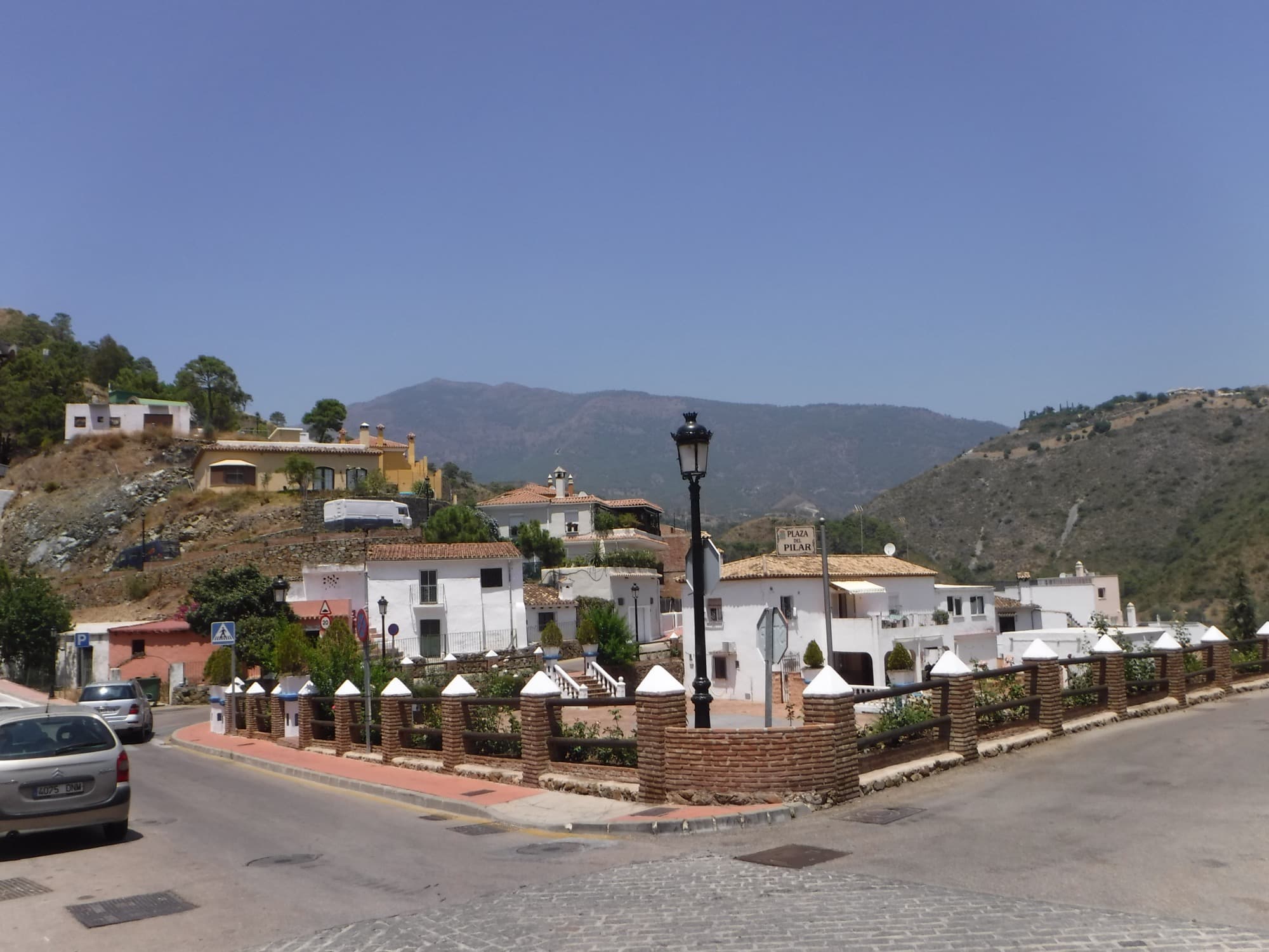 Bloemrijk straatje in het bergdorp Benahavís