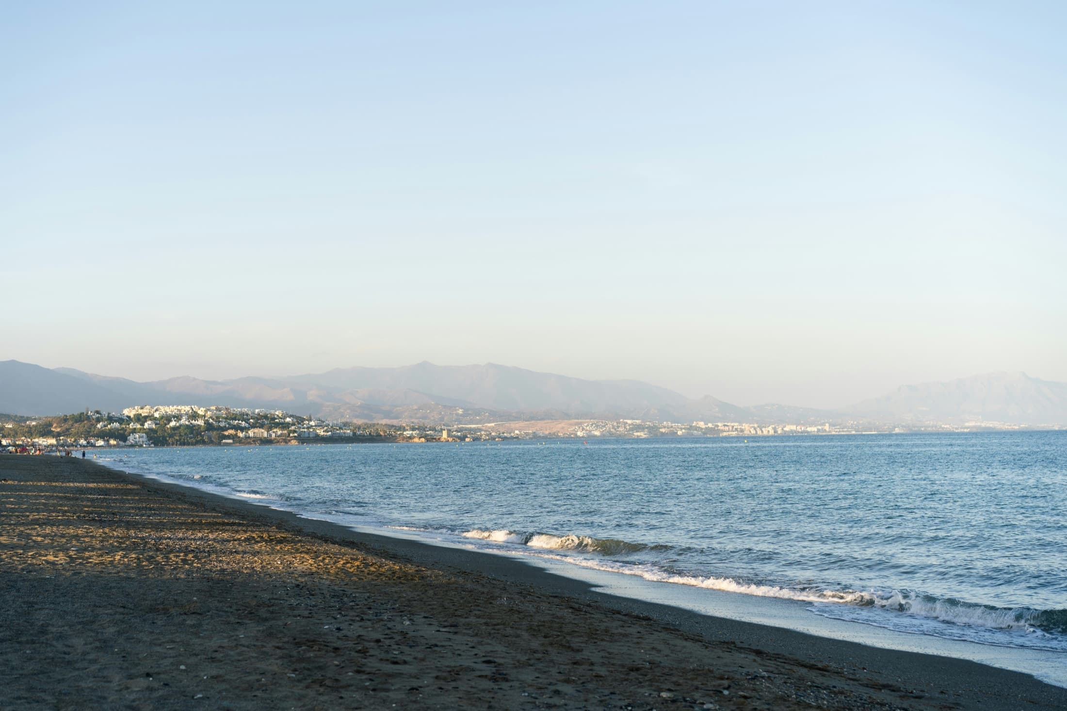 Bloemrijk pleintje in de oude binnenstad van Estepona