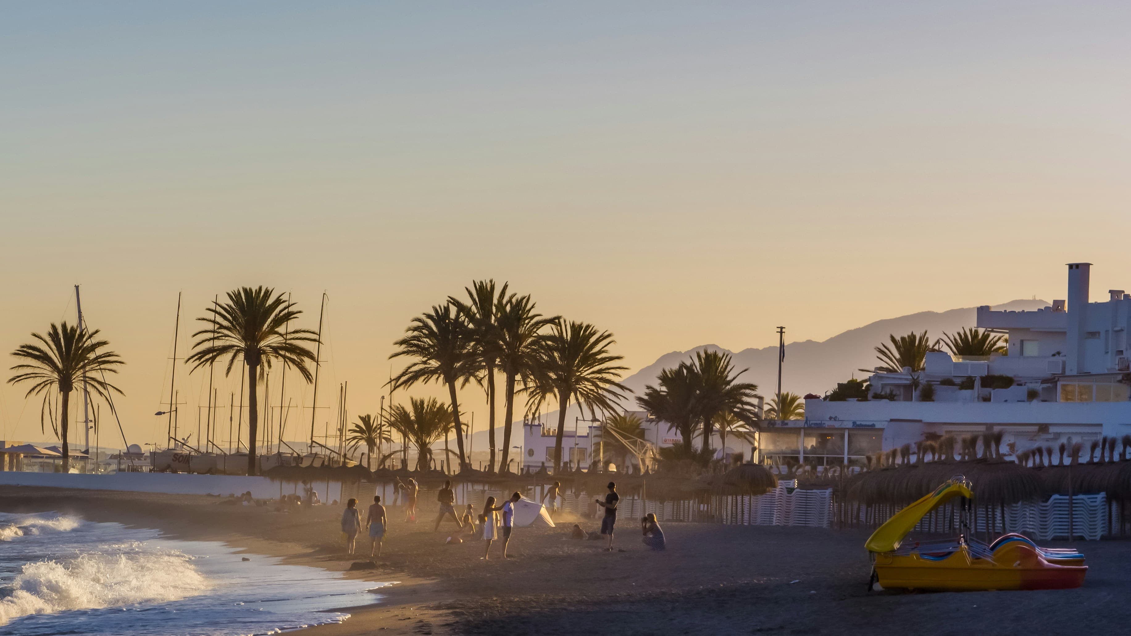 Zonsondergang boven de kustlijn van Marbella