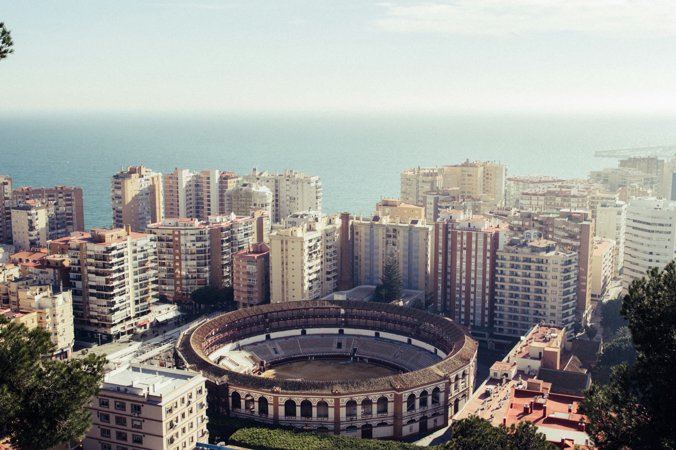 Luchtfoto van Málaga met de arena en zee
