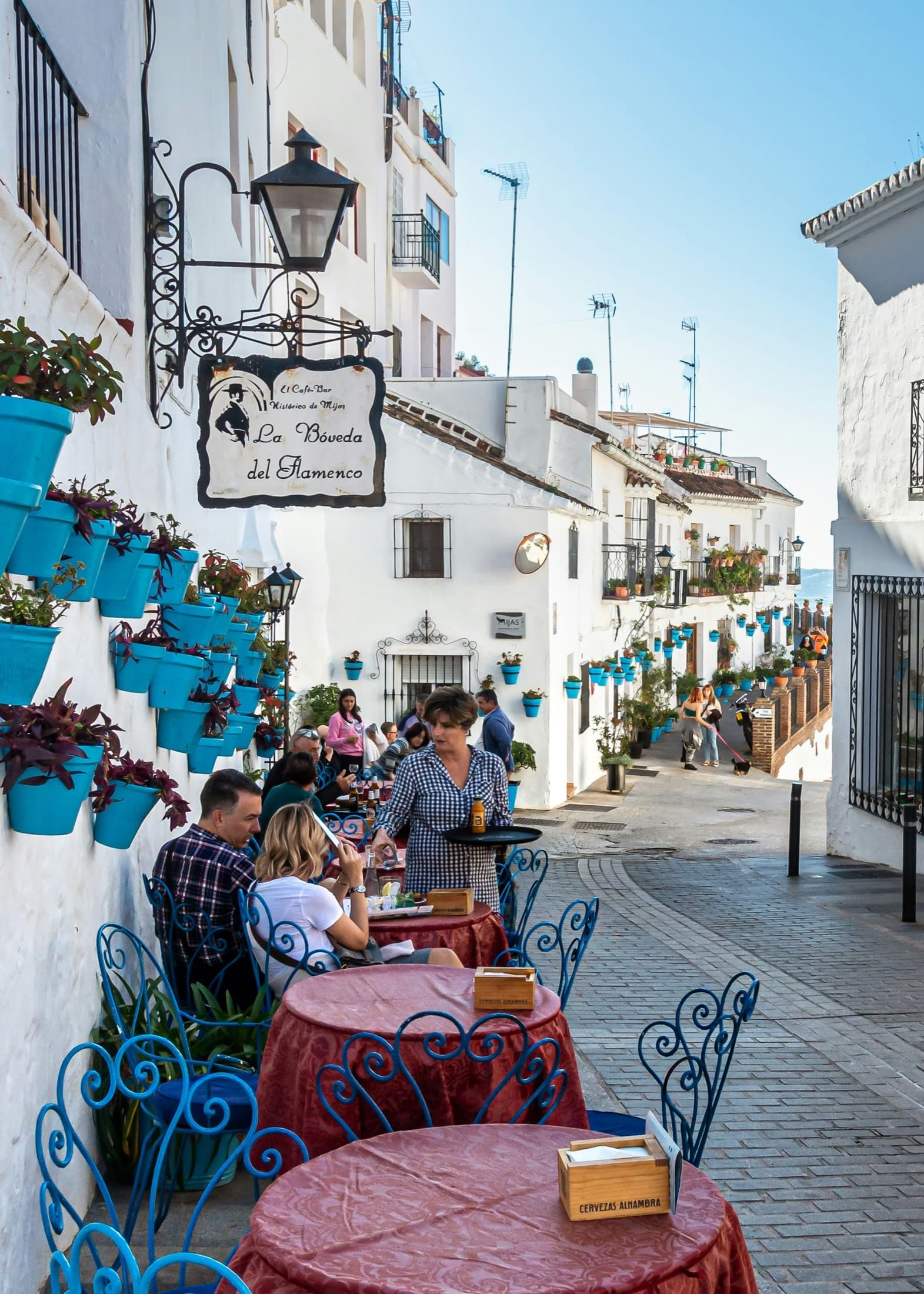 Trapstraatje met bloempotten in Mijas Pueblo