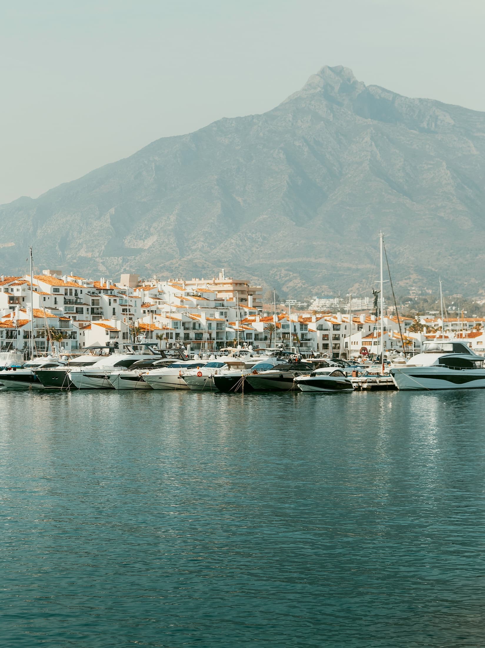 Jachthaven van Puerto Banús met uitzicht op La Concha