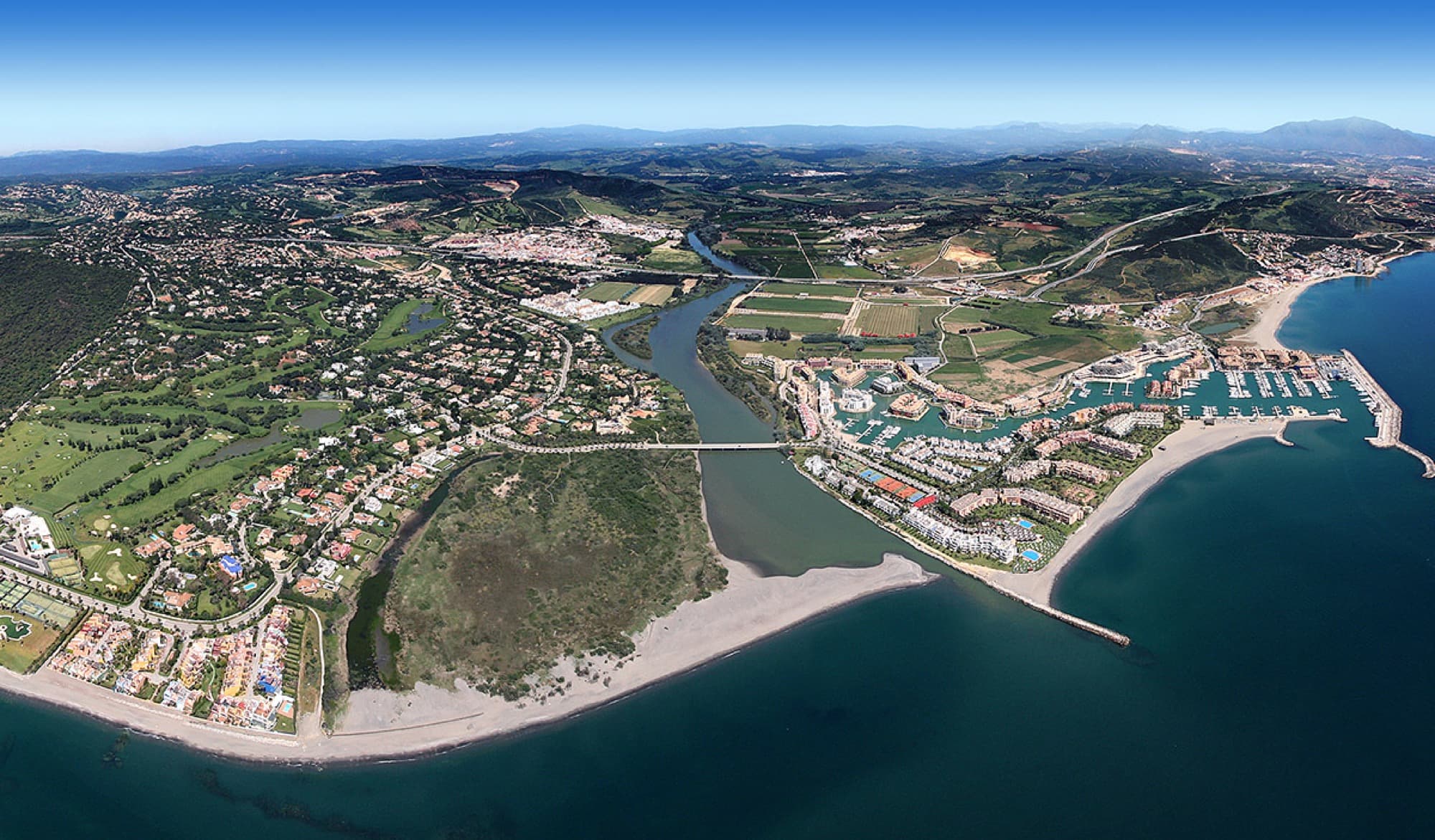 Luchtfoto van de kust en jachthaven van Sotogrande