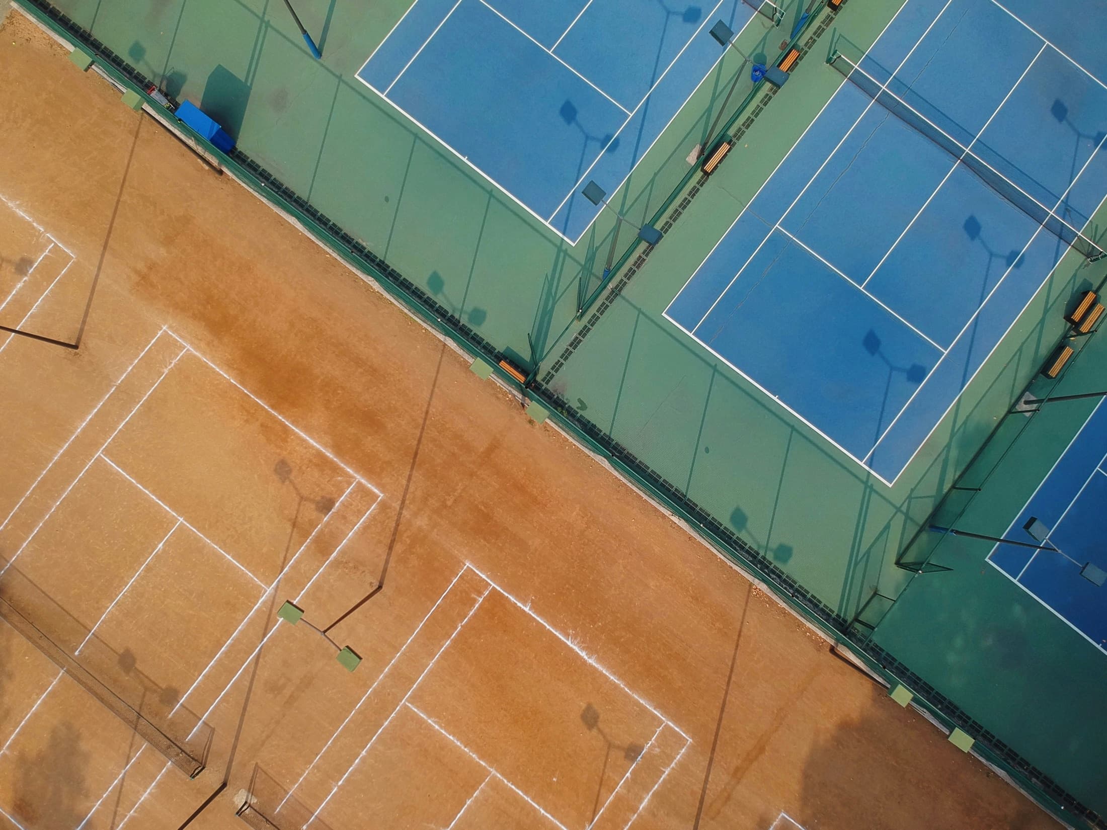 Luchtfoto van een tennisbaan