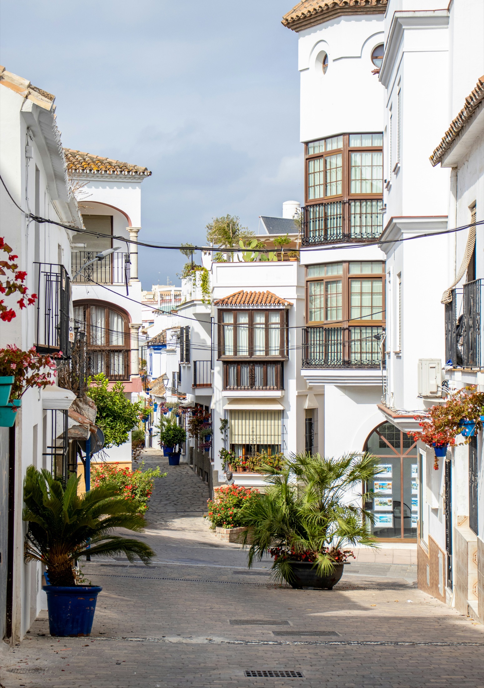 Rustige, bloemrijke straat in een Andalusisch dorp