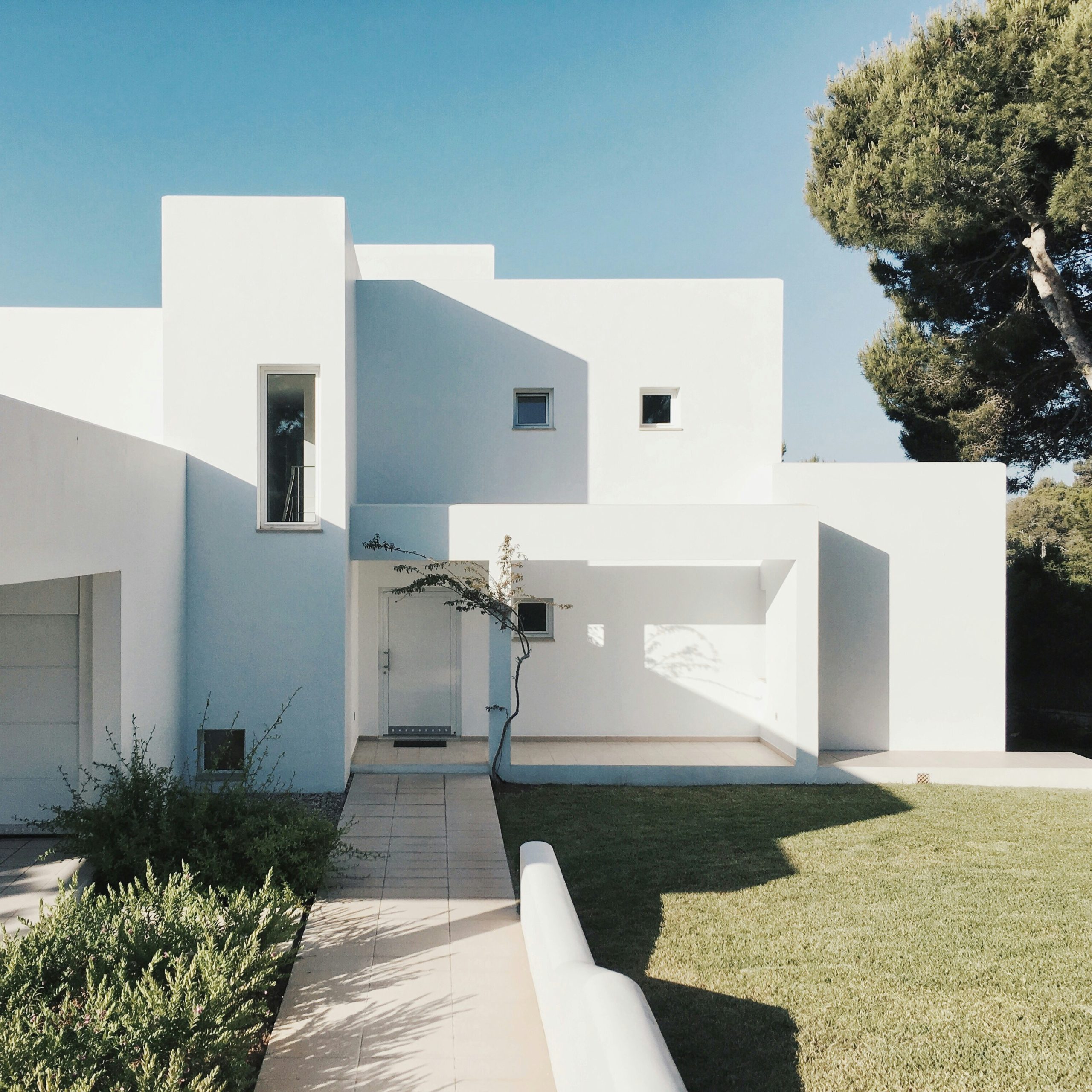 Moderne witte villa, een voorbeeld van een investeringspand aan de Costa del Sol