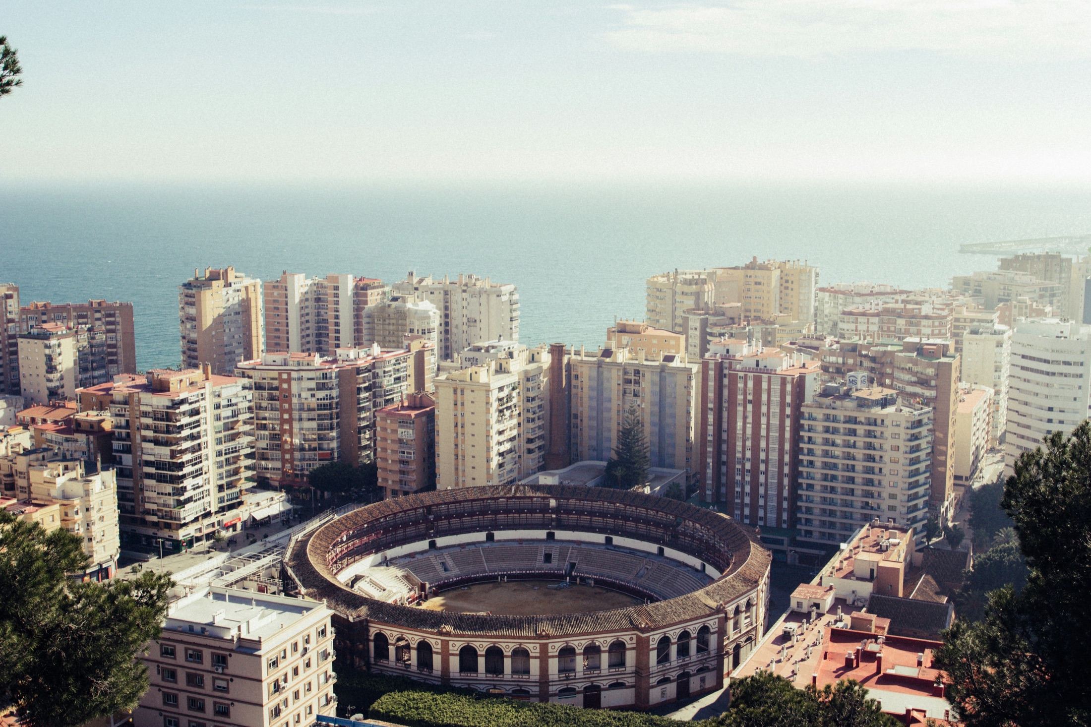 Luchtfoto van Málaga met de arena en zee