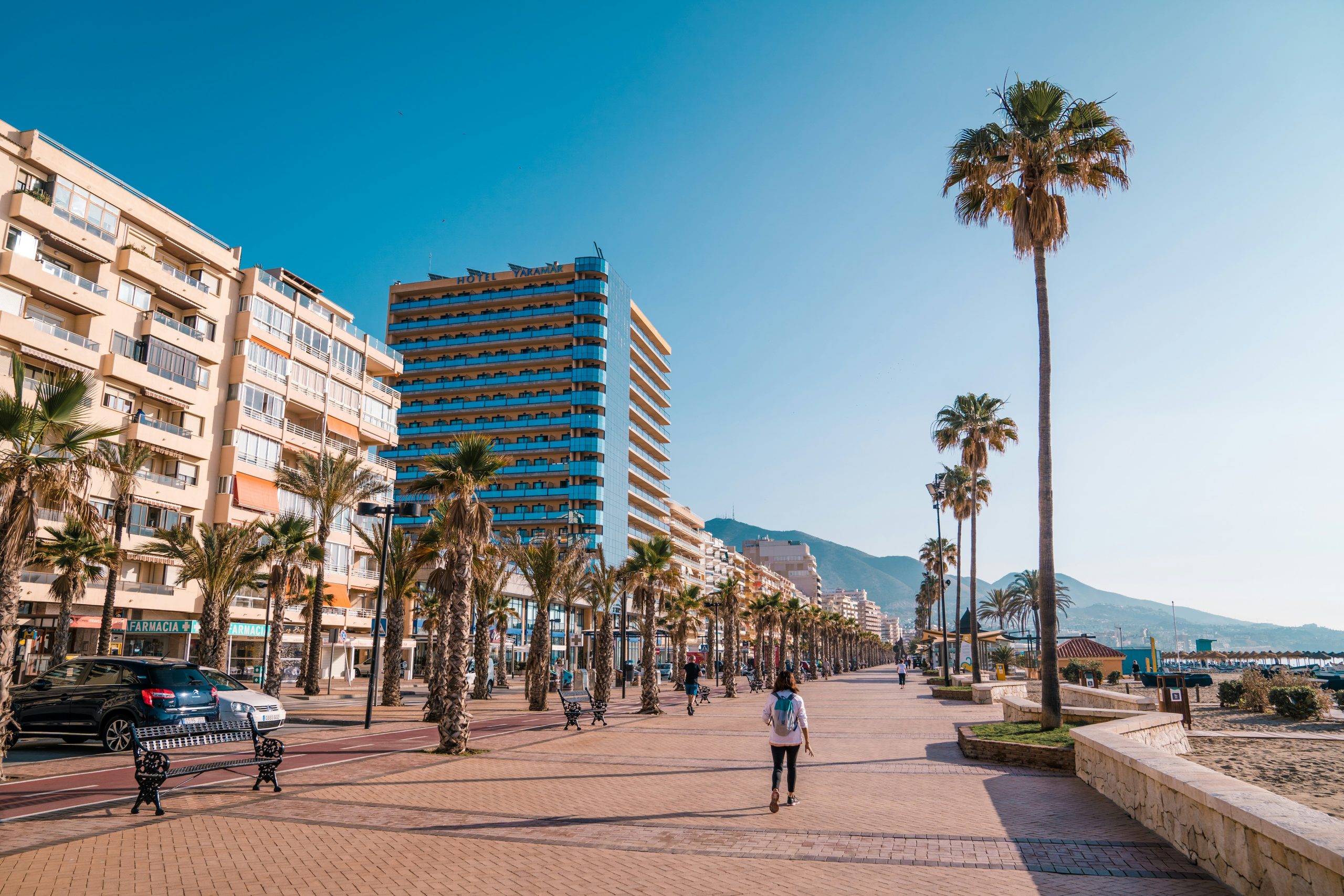 Uitzicht over de baai en boulevard van Fuengirola